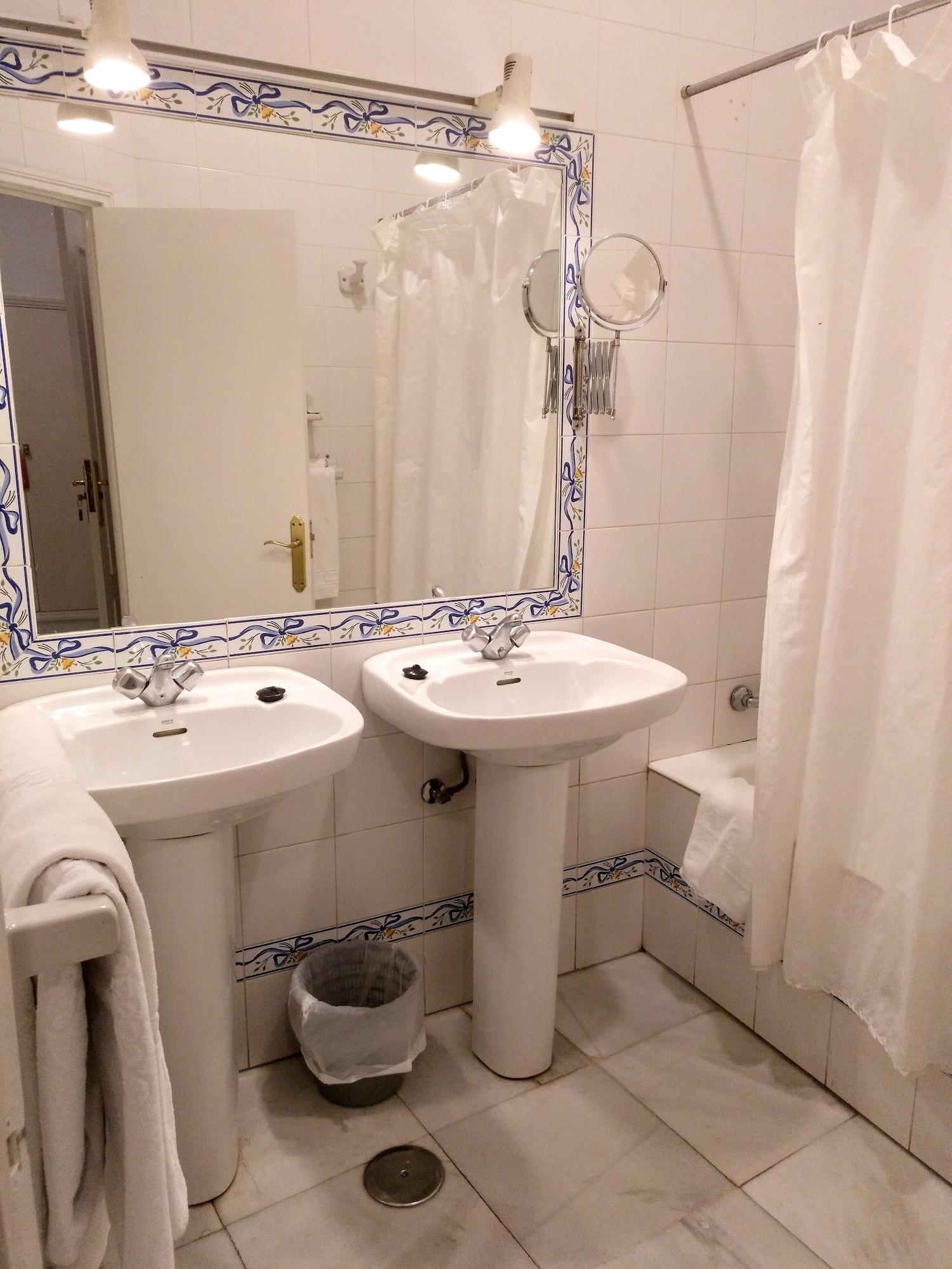 Simon Hotel *