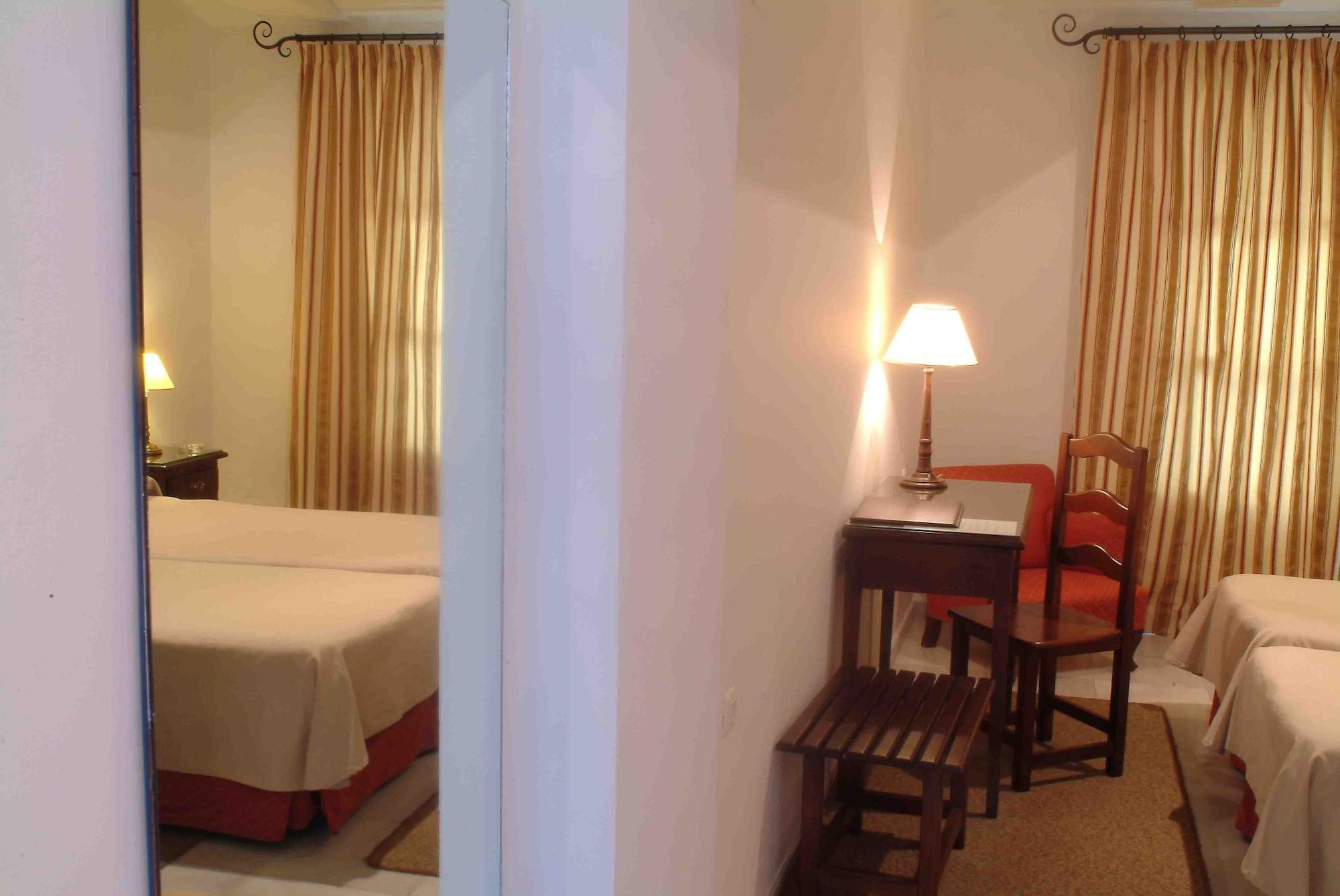 Simon Hotel *